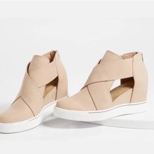 Maurices sz 10 Gloria Open Side Wedge Sneaker Nude
